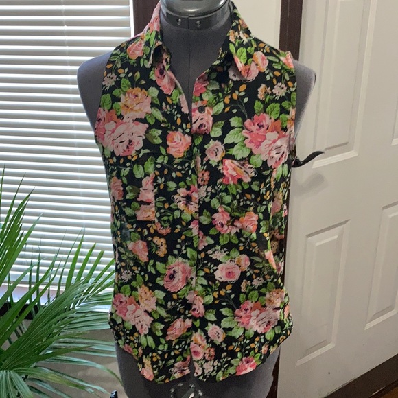 Adorable floral sleeveless blouse. - Picture 2 of 2